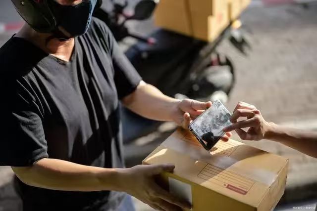 景德镇陶瓷工匠正在创作