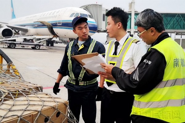 快递工作人员分拣航空件